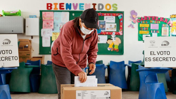 Cierran colegios electorales en Ecuador