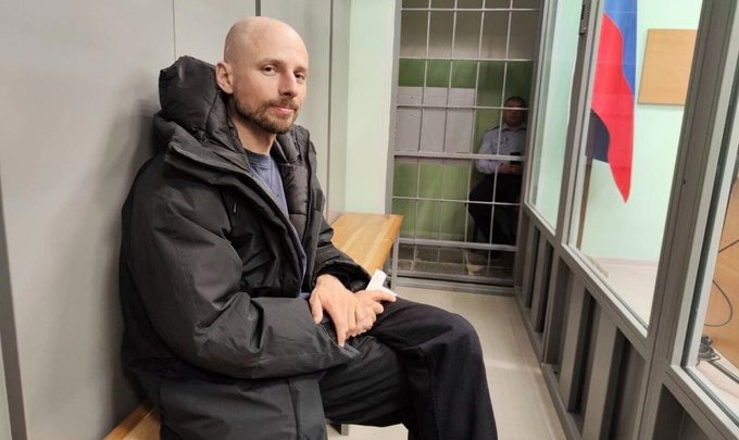 Justicia rusa ordena prisión preventiva para videoperiodista de Associated Press