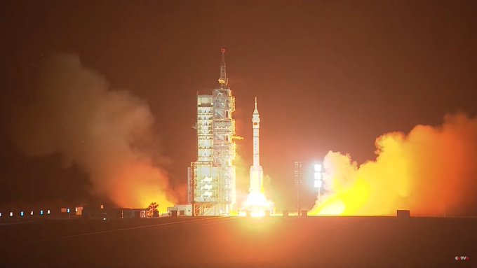 Nave espacial tripulada Shenzhou-18 de China se acopla a estación espacial