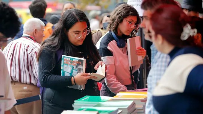 Universidad regala 2.200 obras para celebrar Día Internacional del Libro en Chile