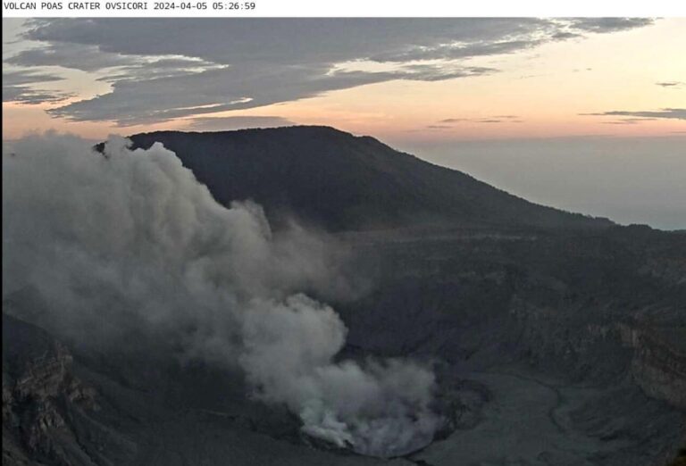 Volcán Poás en Costa Rica expulsa gases de 300 metros de altura