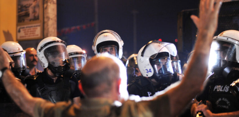 Detienen a más de 160 manifestantes en Estambul