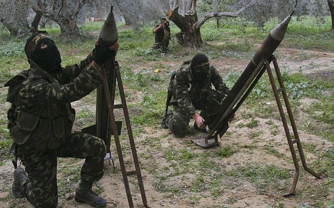 Hamas dispara cohetes contra base militar israelí en sur de Israel, quedan heridos 7 israelíes