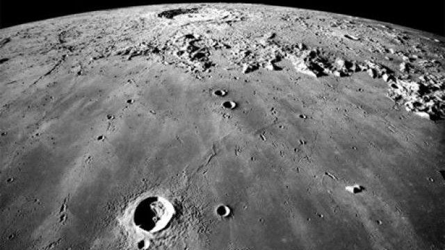 Proponen desviar la luz solar para explotar cráteres lunares