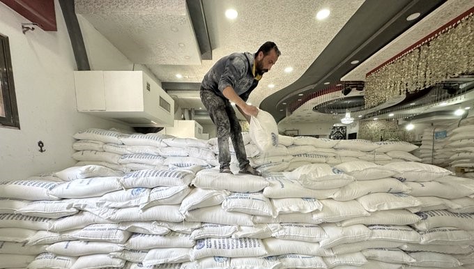 La UNRWA logra entregar harina a más de 380.000 familias gazatíes durante los últimos seis meses