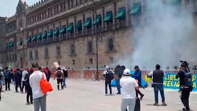 Al menos 26 policías heridos con explosivos lanzados por estudiantes en Ciudad de México